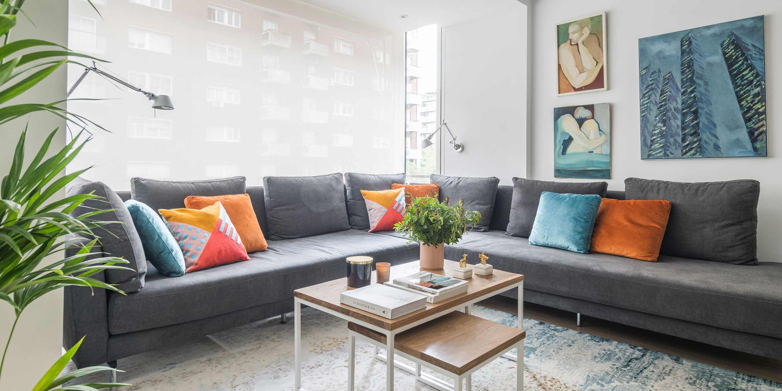 Sofá en salón con estilo primavera