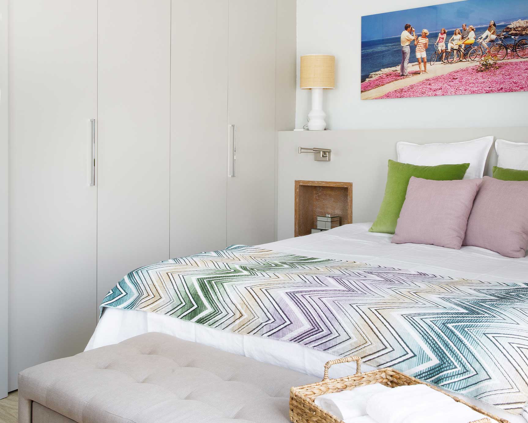 Dormitorio con decoración primaveral