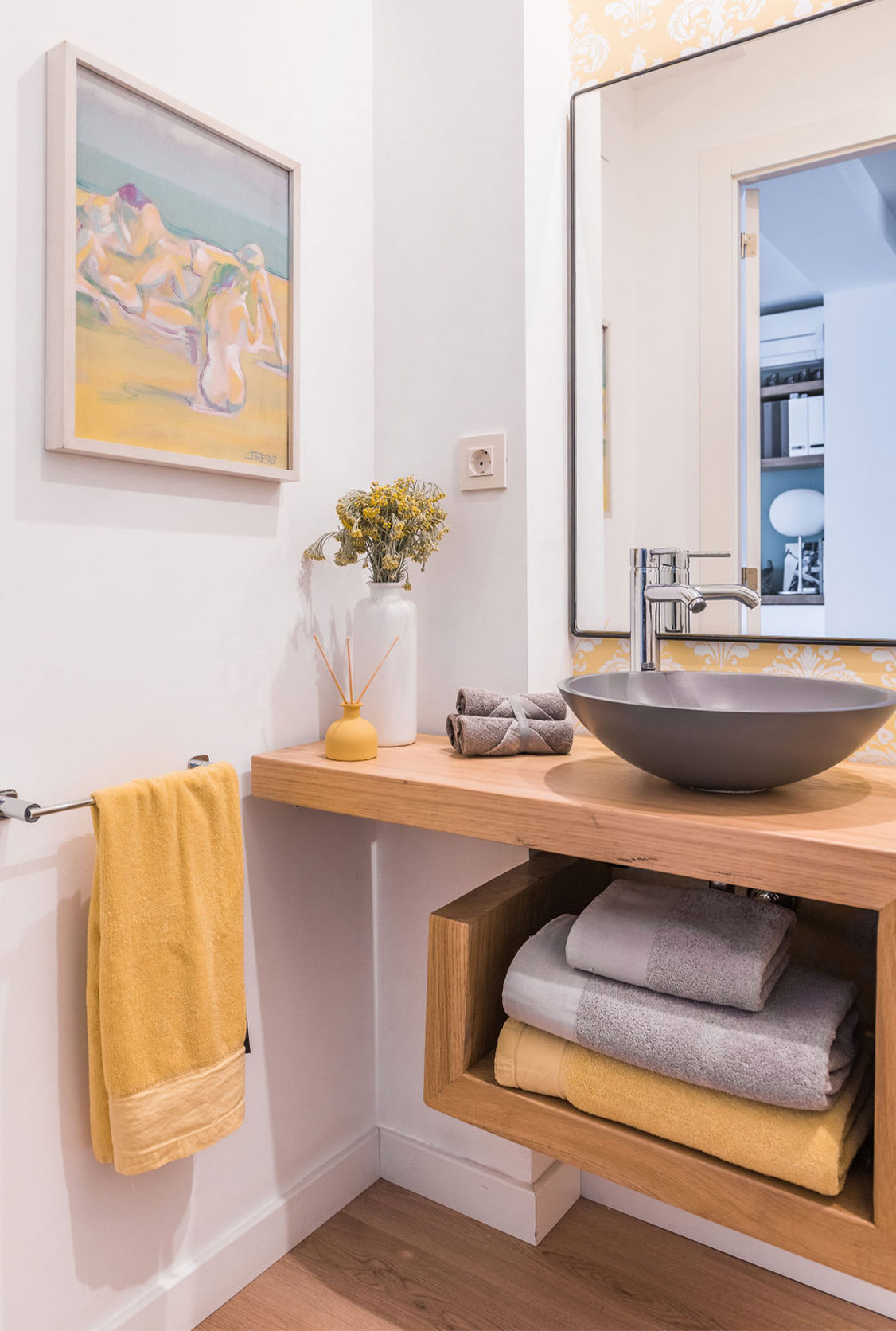 Baño decorado con toque primaveral