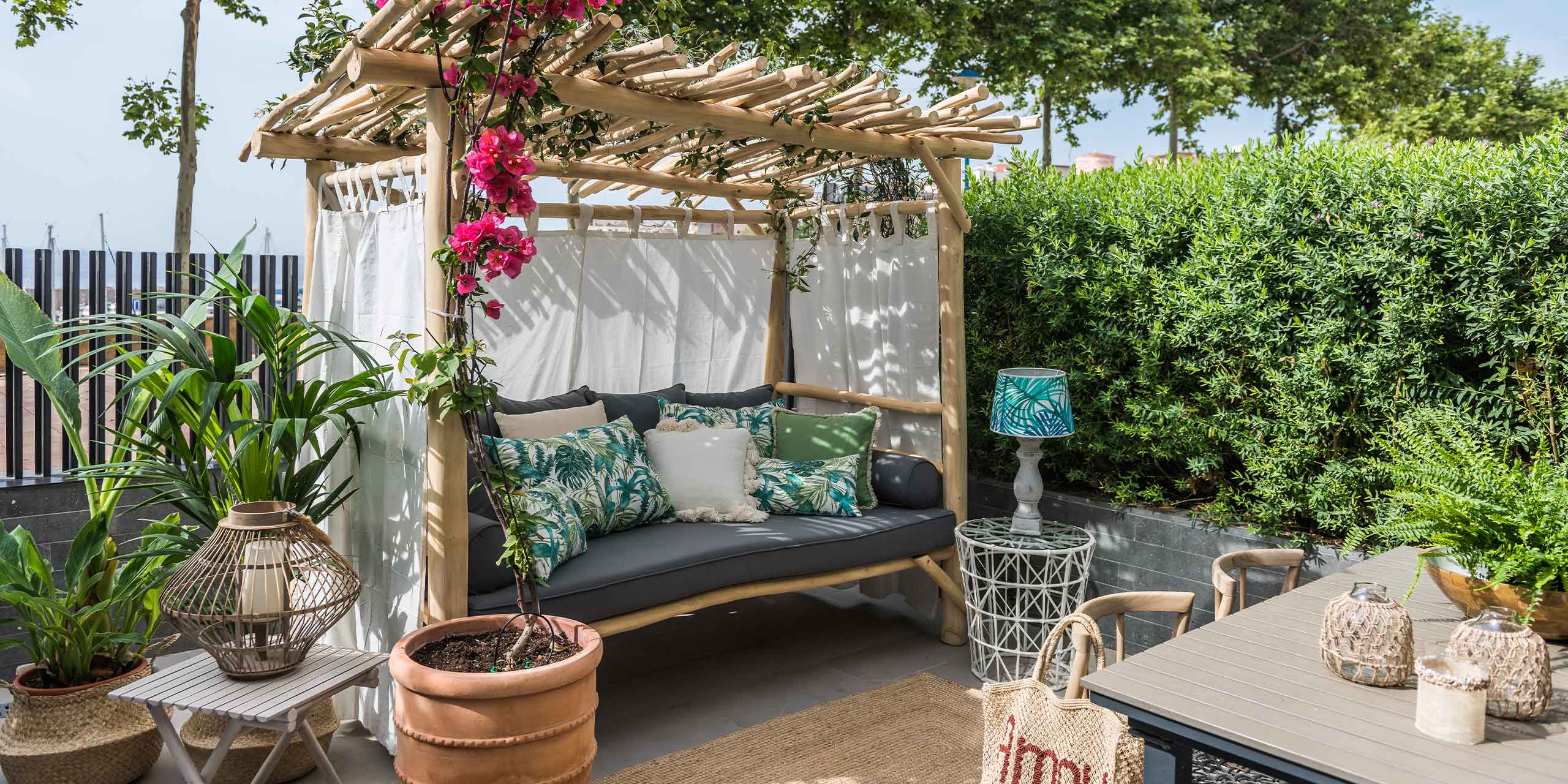 Jardín decorado con sofá y mesa Jardín decorado con sofá y mesa