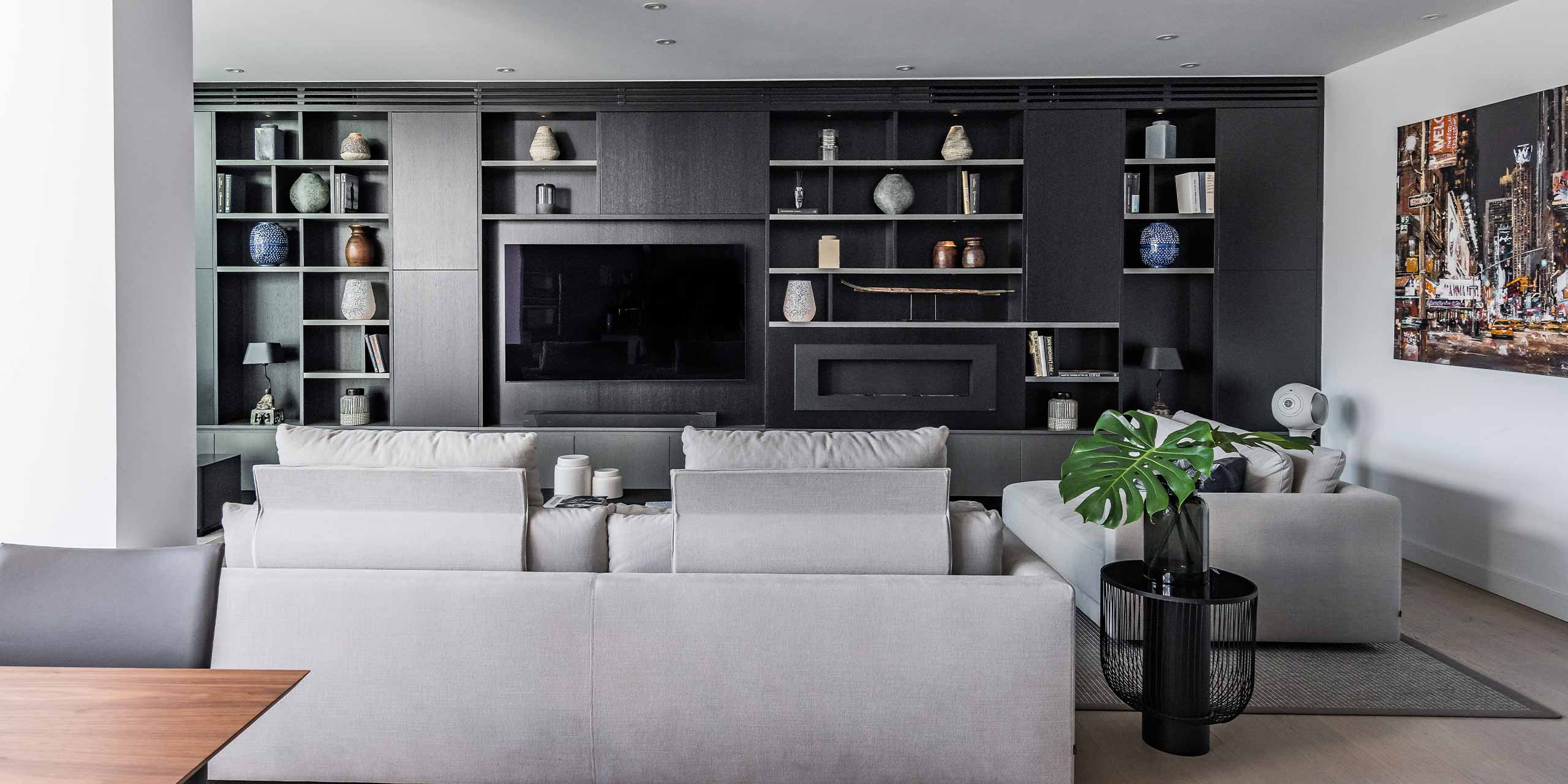 Salon con mueble de televisor oscuro Salon con mueble de televisor oscuro