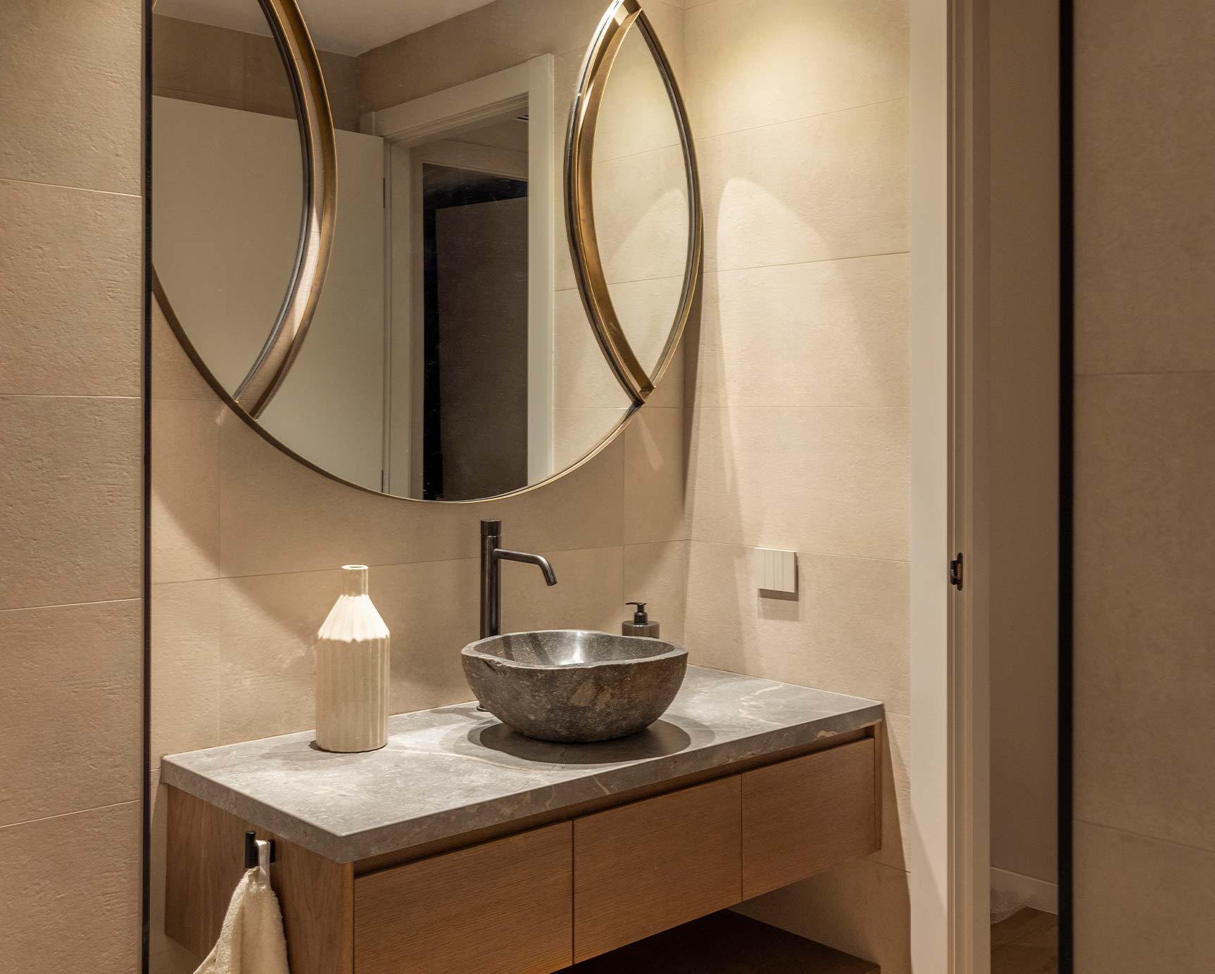 Bath with a washbasin